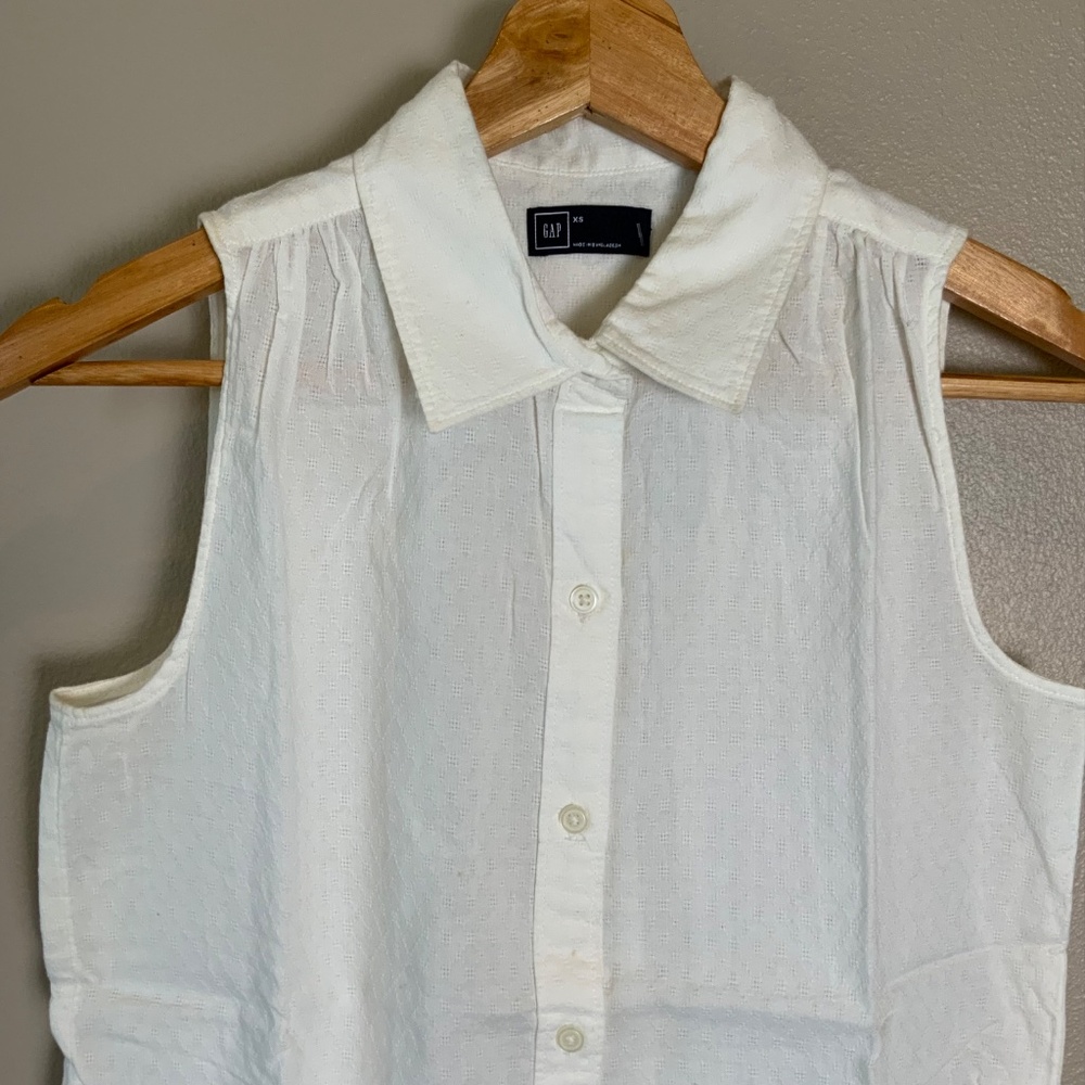 GAP Sleeveless Textured Collared Button Down Shir… - image 7